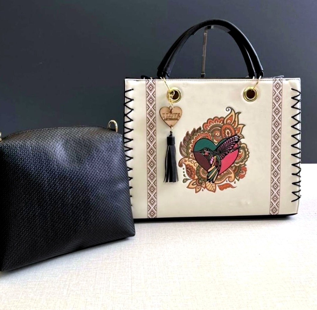 Bolsa crema con estuche negro
